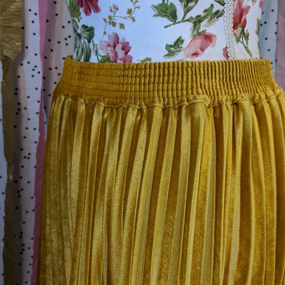 Elegant Gold Pleated Skirt - Picture 2 of 11